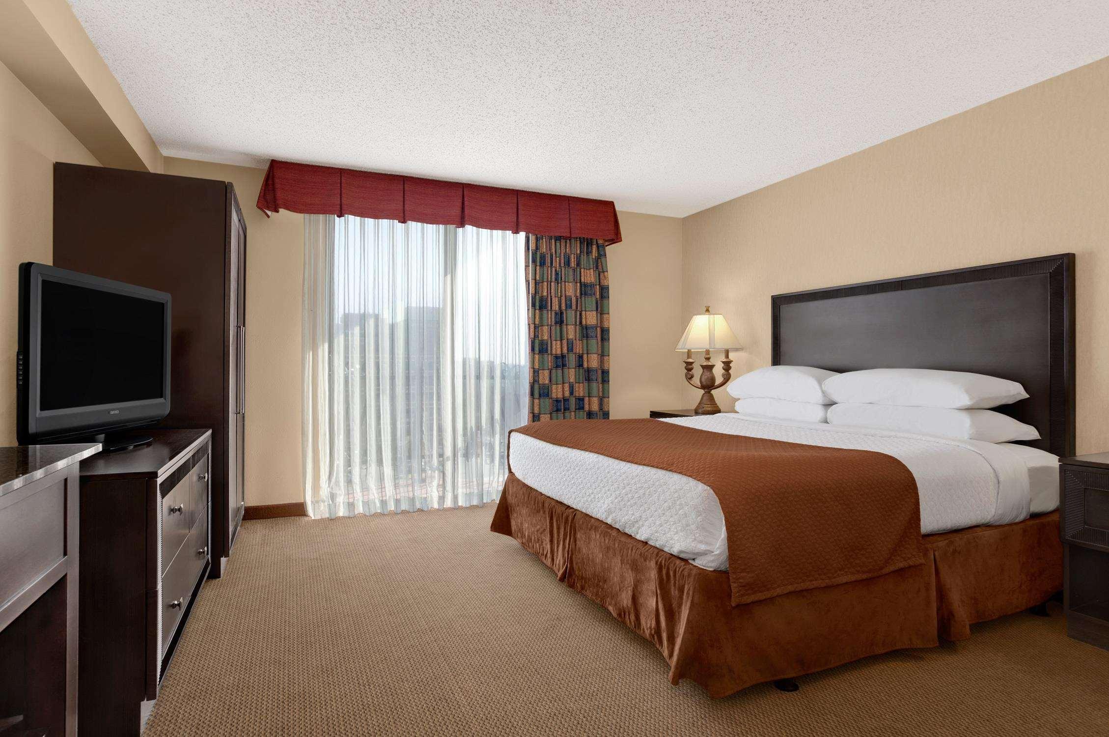 Embassy Suites By Hilton Kansas City Plaza Экстерьер фото