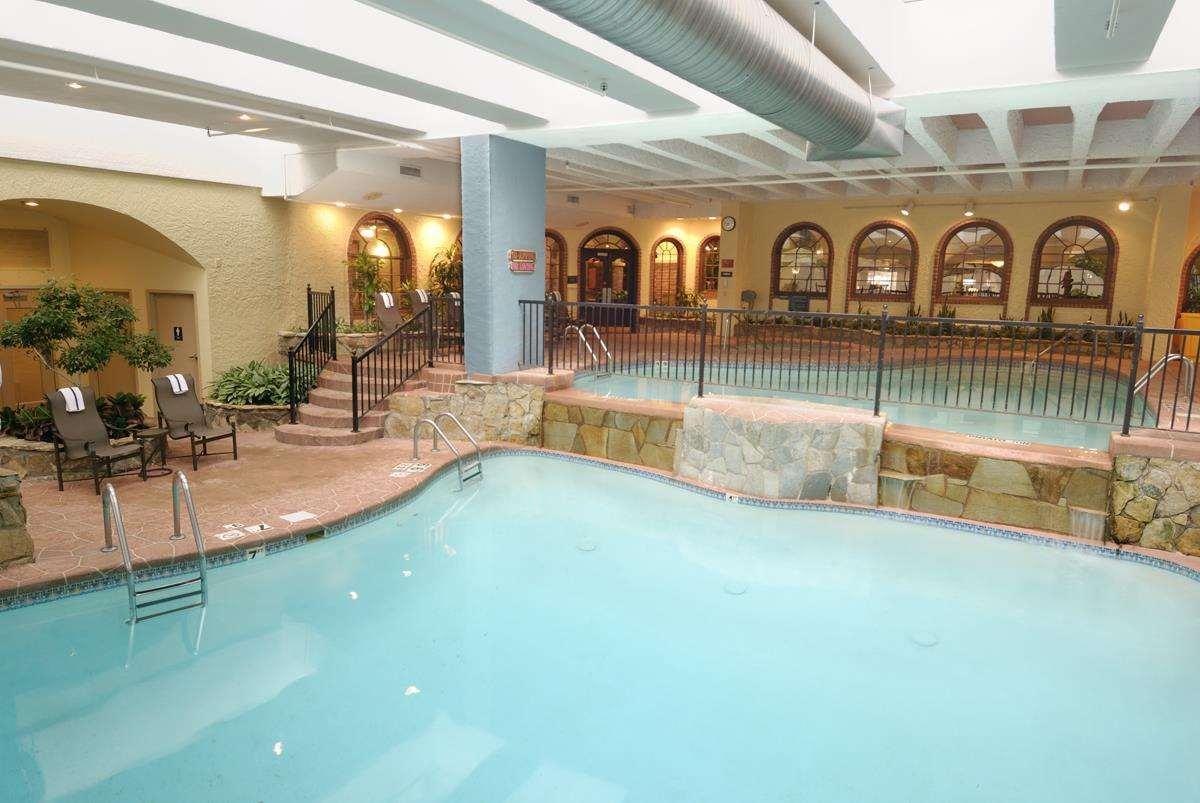 Embassy Suites By Hilton Kansas City Plaza Экстерьер фото