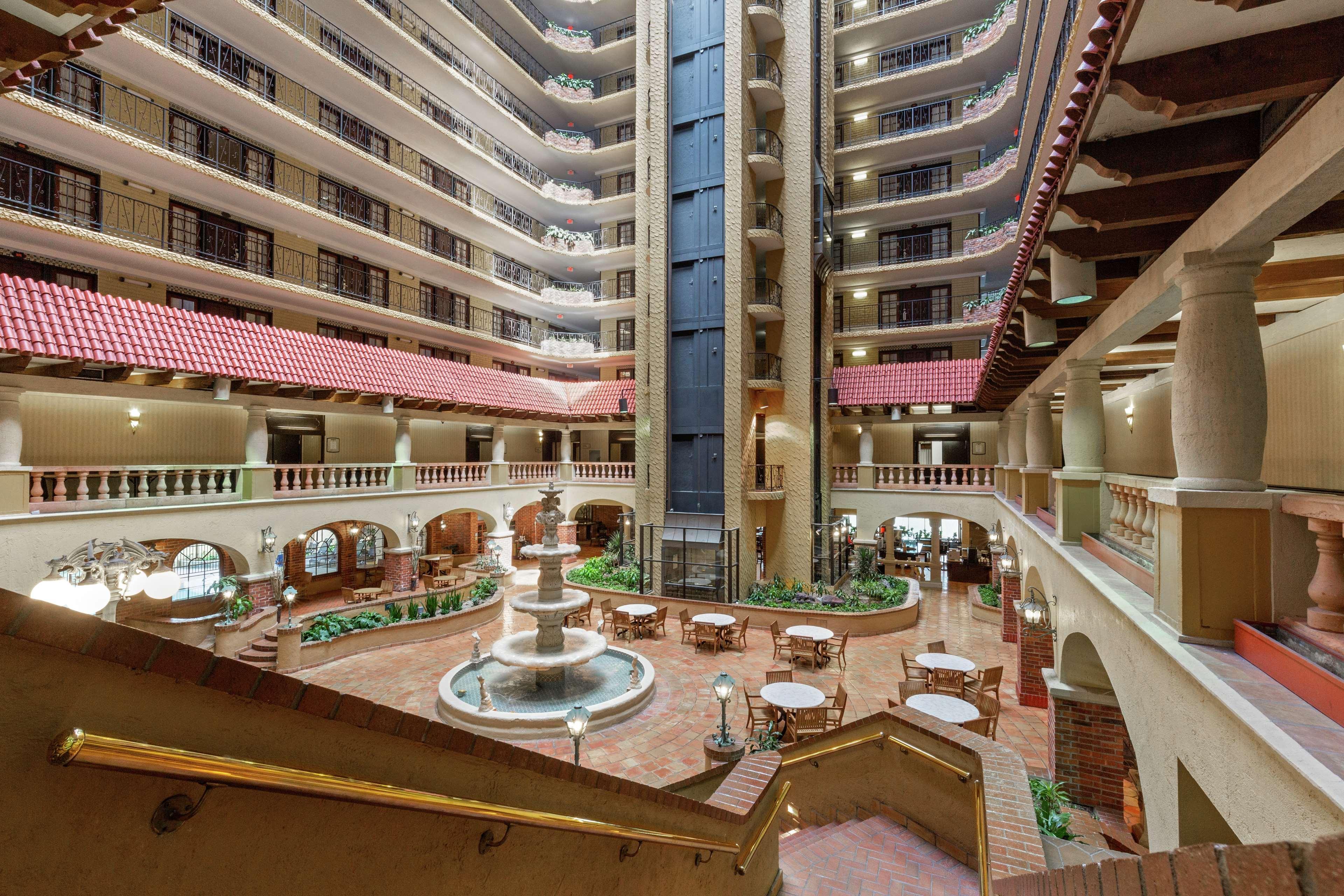 Embassy Suites By Hilton Kansas City Plaza Экстерьер фото