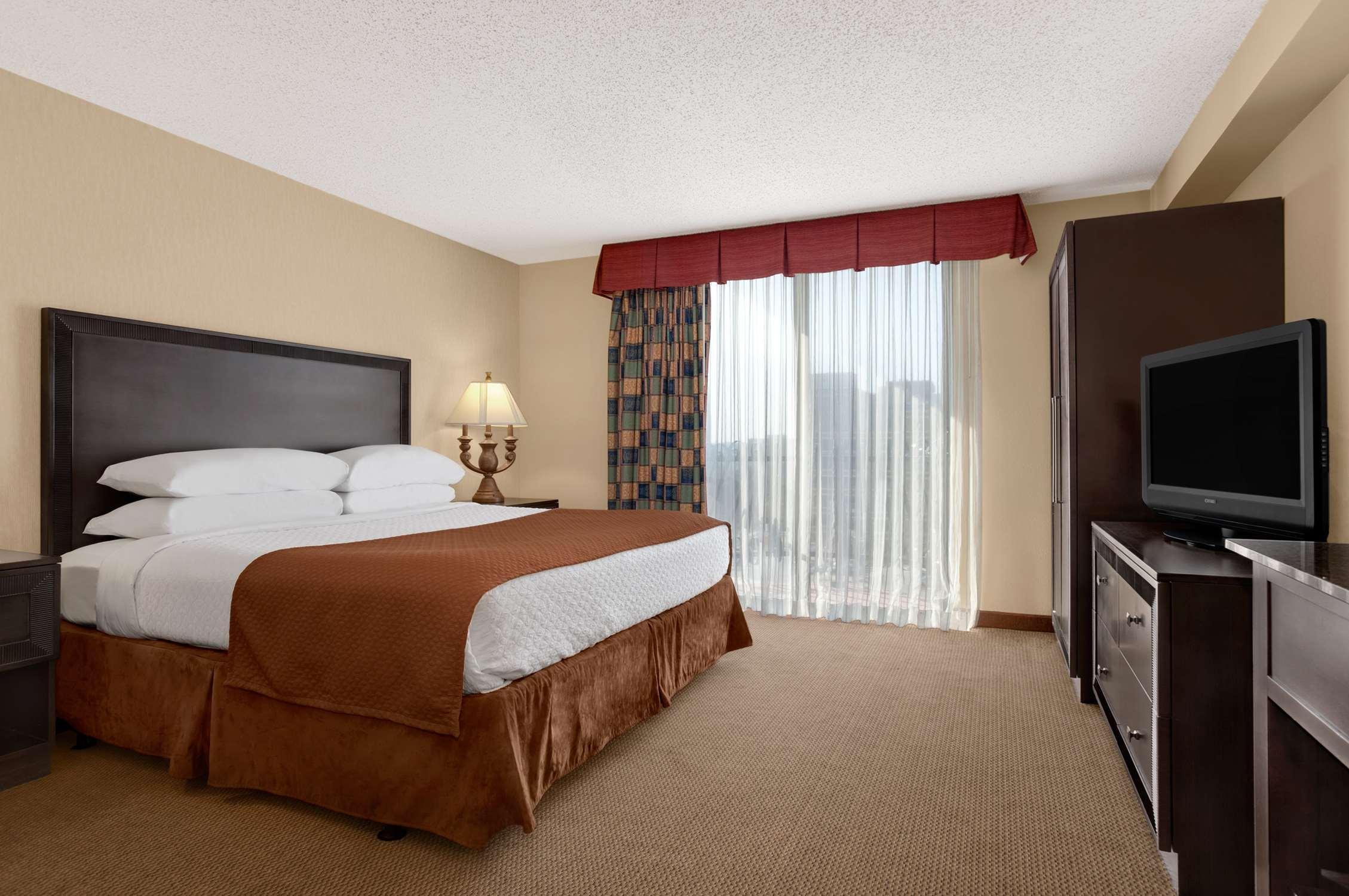 Embassy Suites By Hilton Kansas City Plaza Экстерьер фото