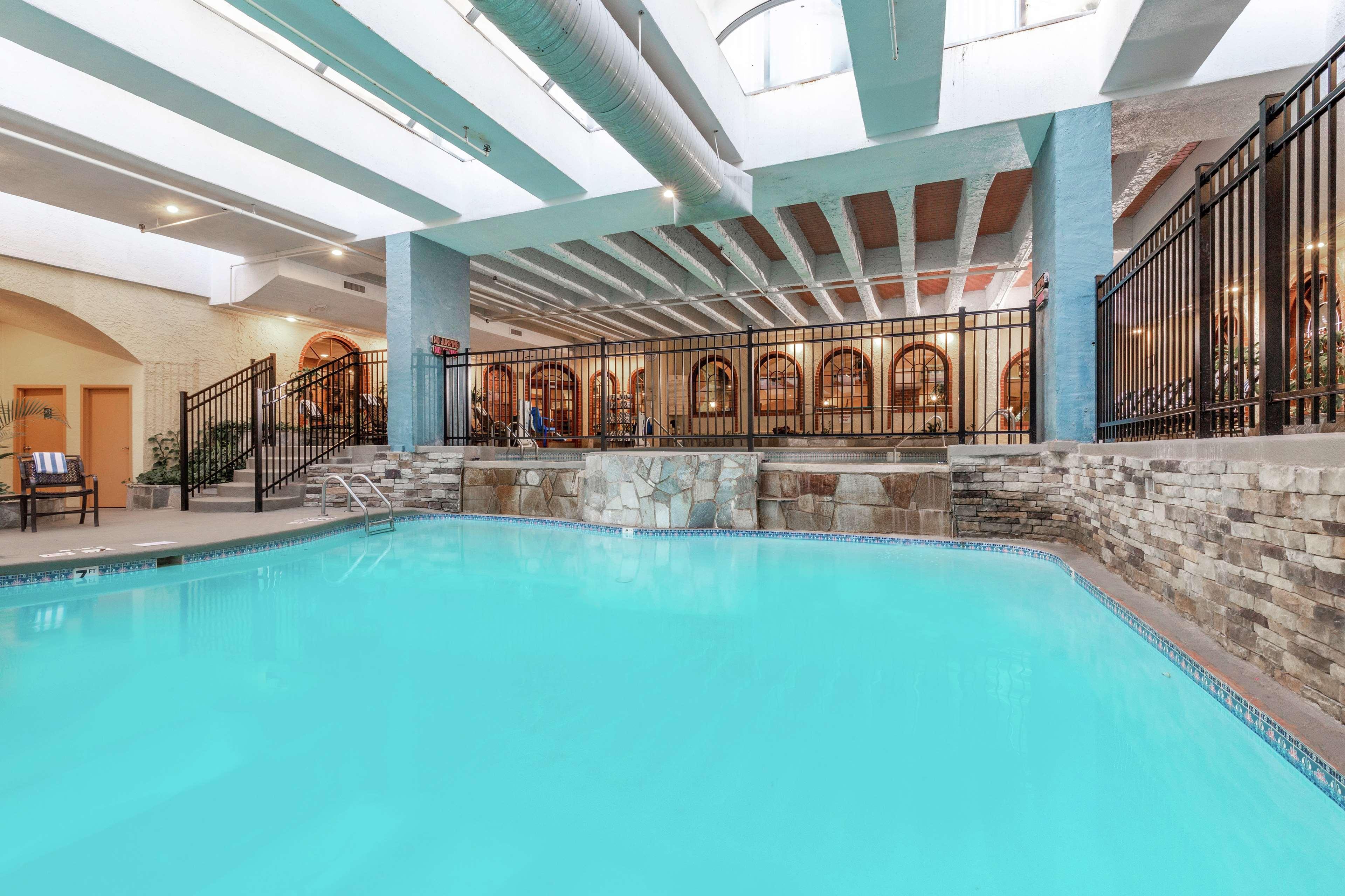 Embassy Suites By Hilton Kansas City Plaza Экстерьер фото
