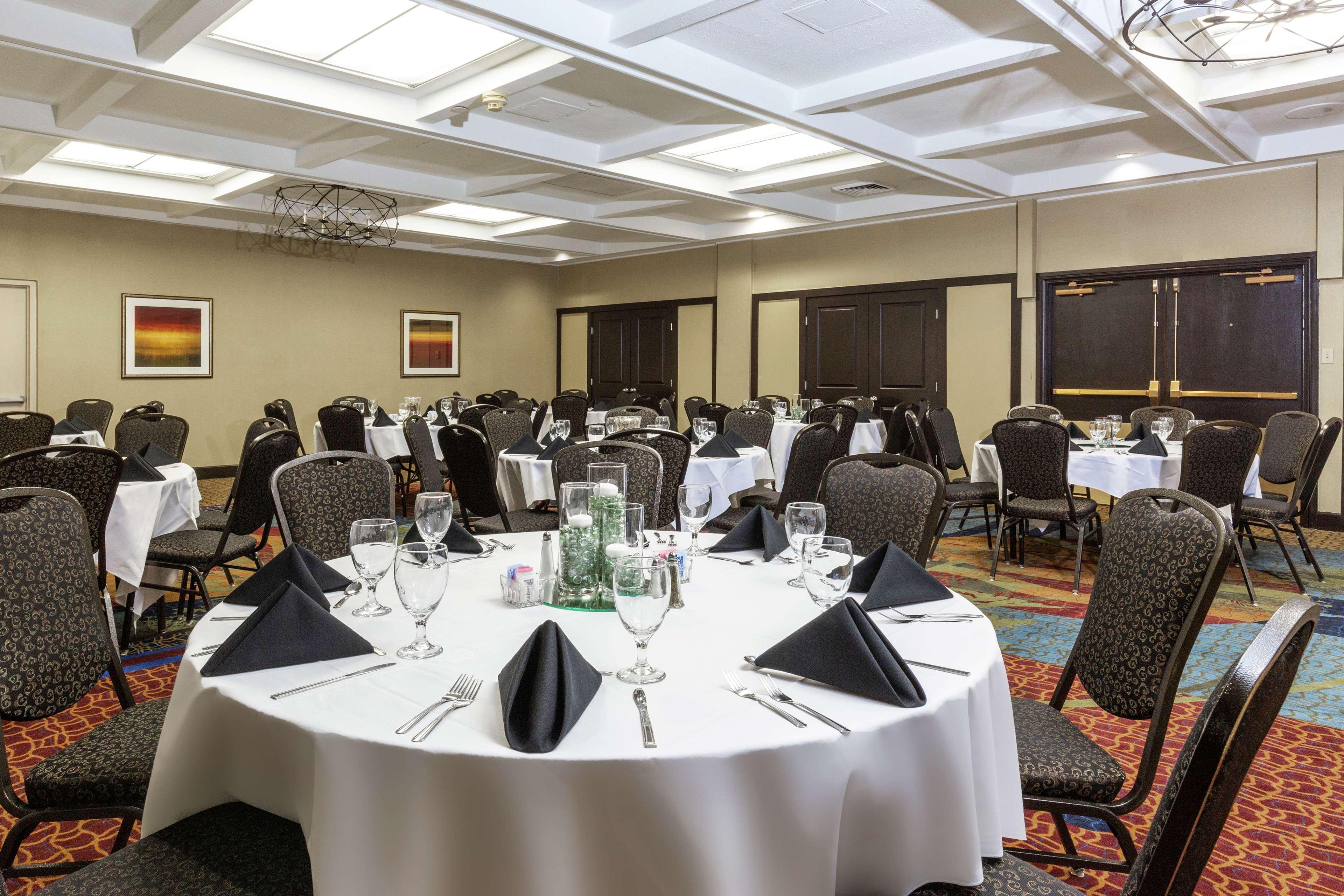 Embassy Suites By Hilton Kansas City Plaza Экстерьер фото