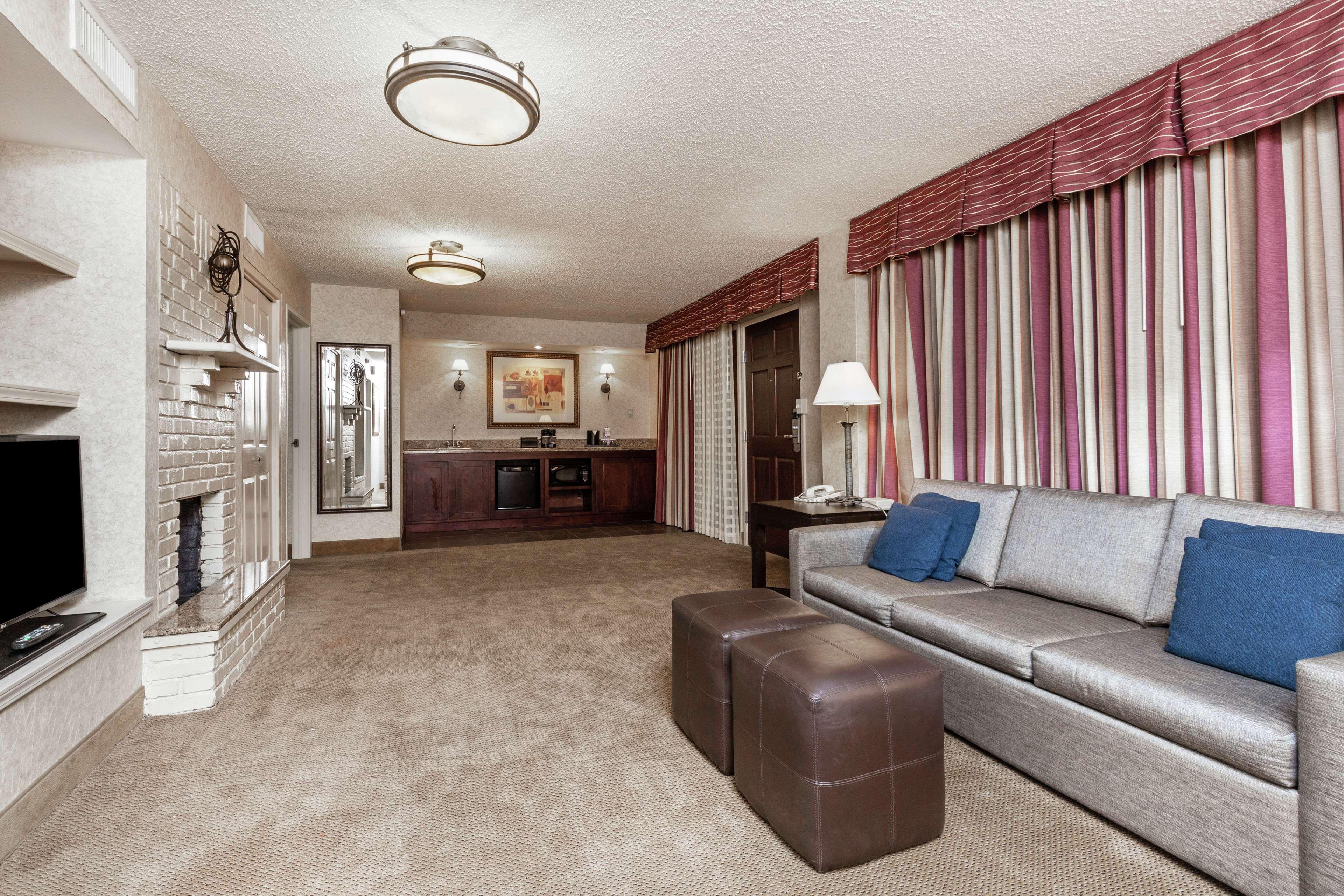 Embassy Suites By Hilton Kansas City Plaza Экстерьер фото