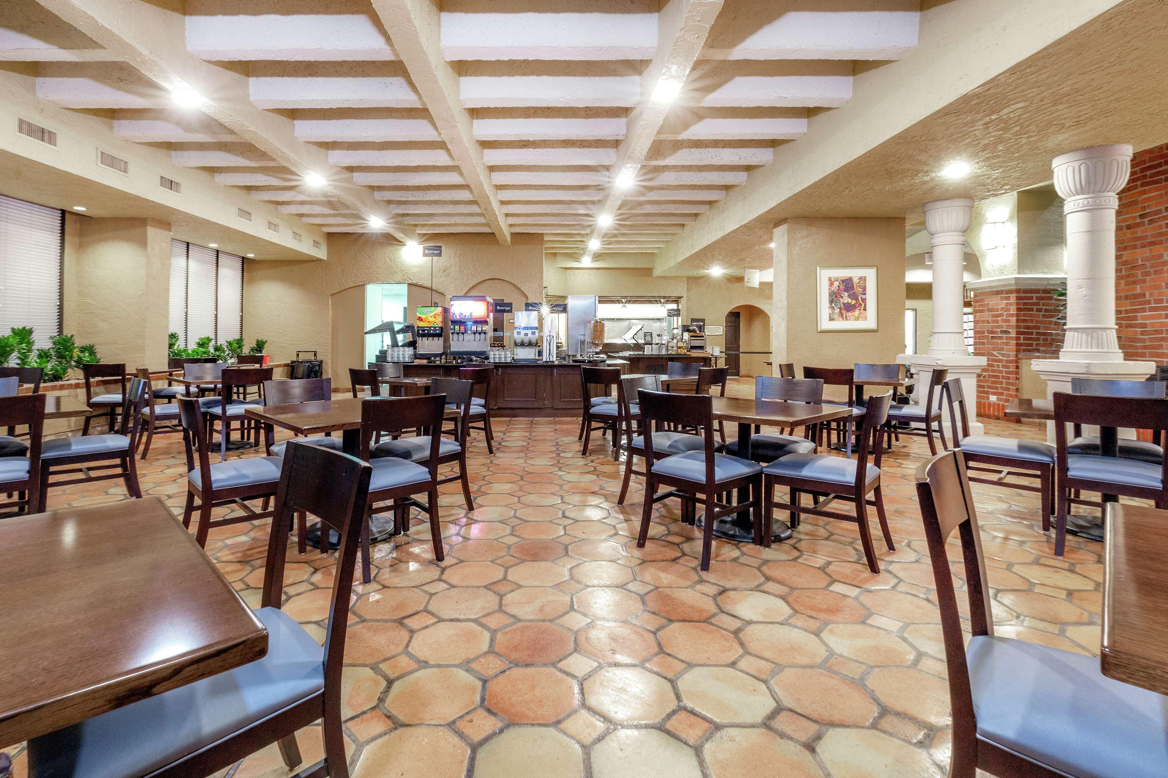 Embassy Suites By Hilton Kansas City Plaza Экстерьер фото