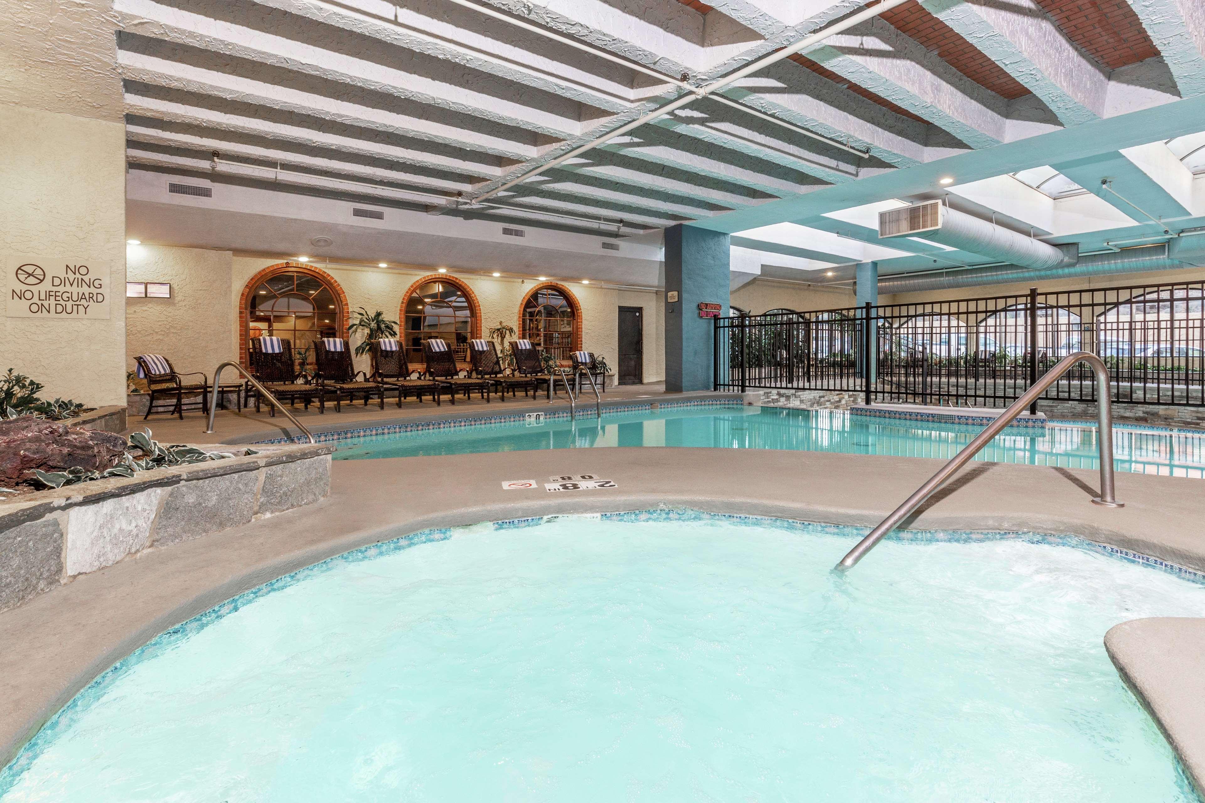 Embassy Suites By Hilton Kansas City Plaza Экстерьер фото