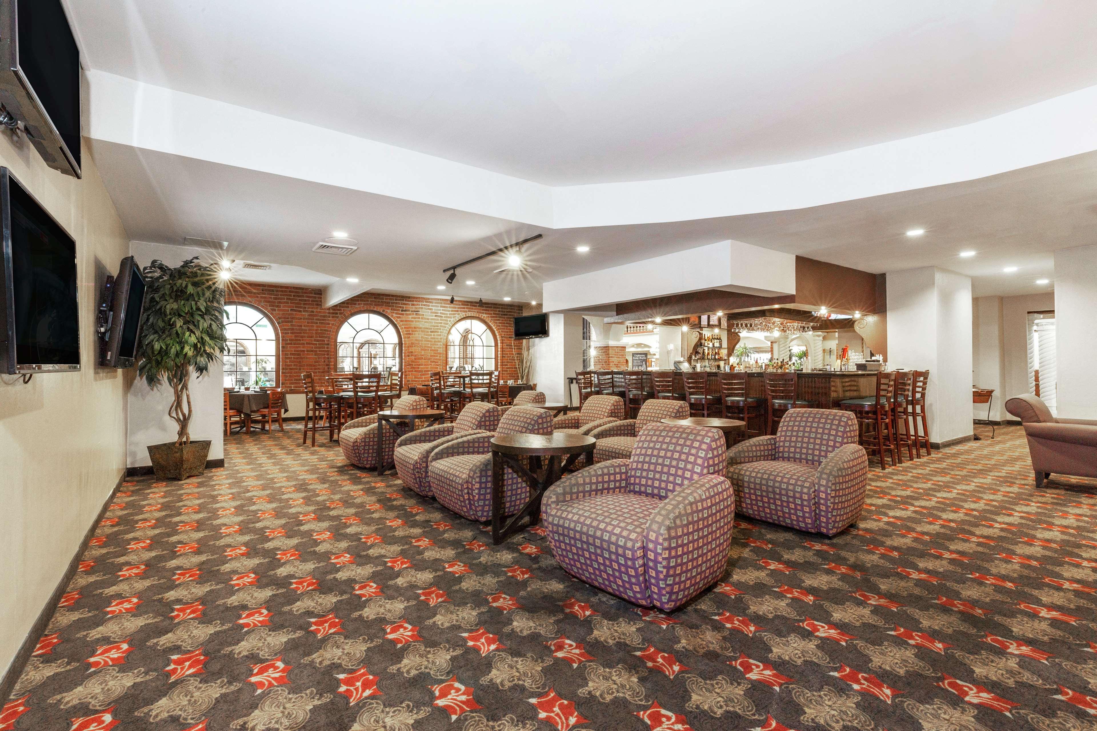 Embassy Suites By Hilton Kansas City Plaza Экстерьер фото