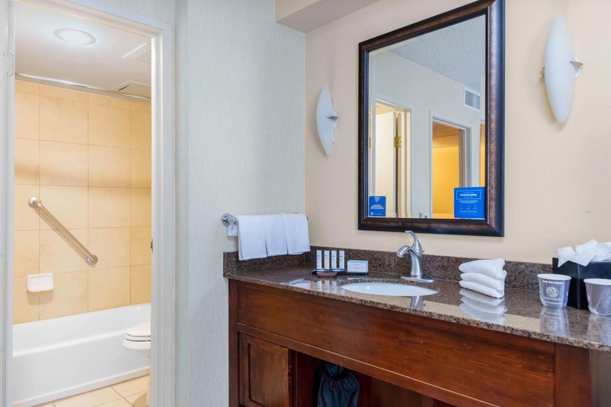 Embassy Suites By Hilton Kansas City Plaza Экстерьер фото