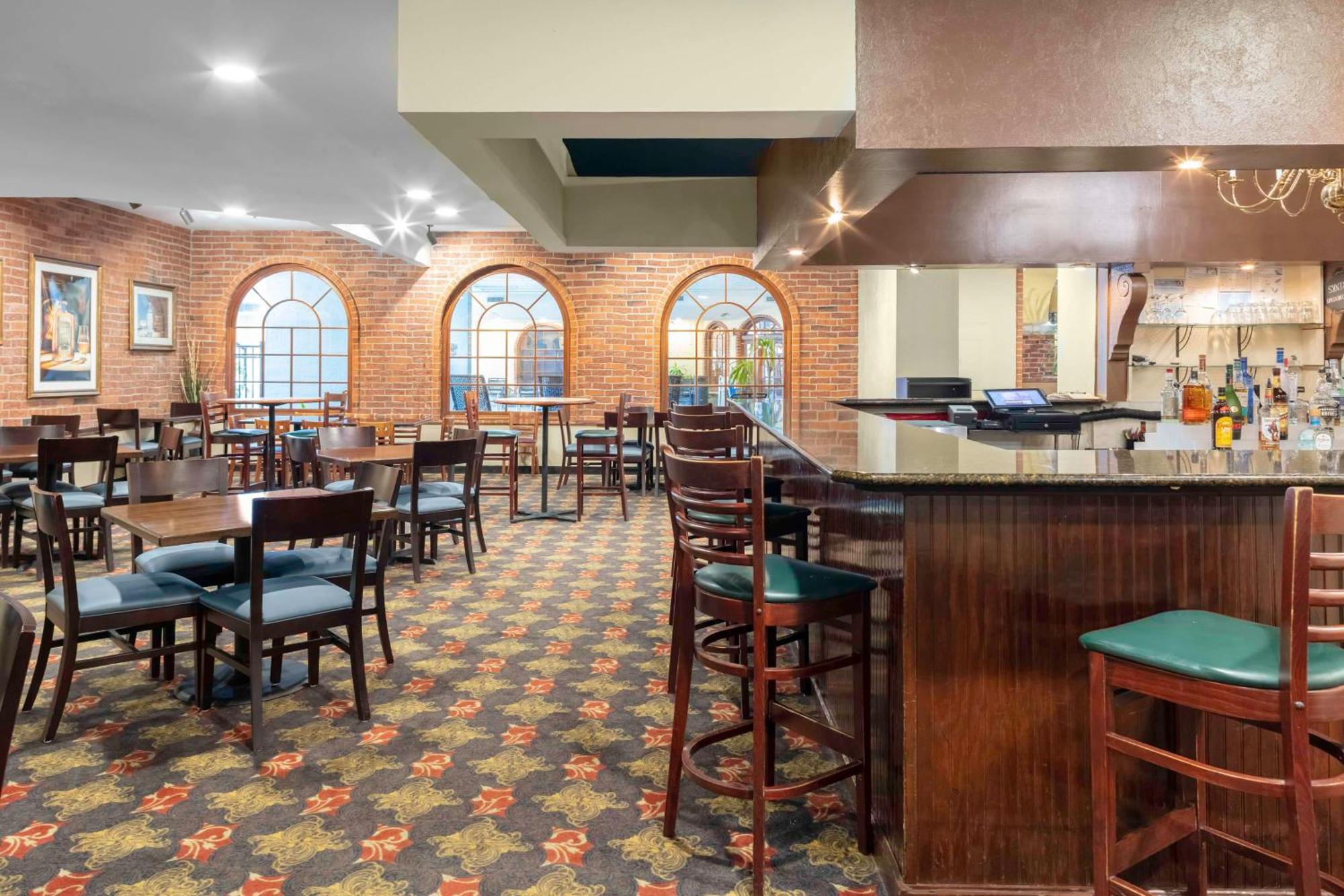 Embassy Suites By Hilton Kansas City Plaza Экстерьер фото