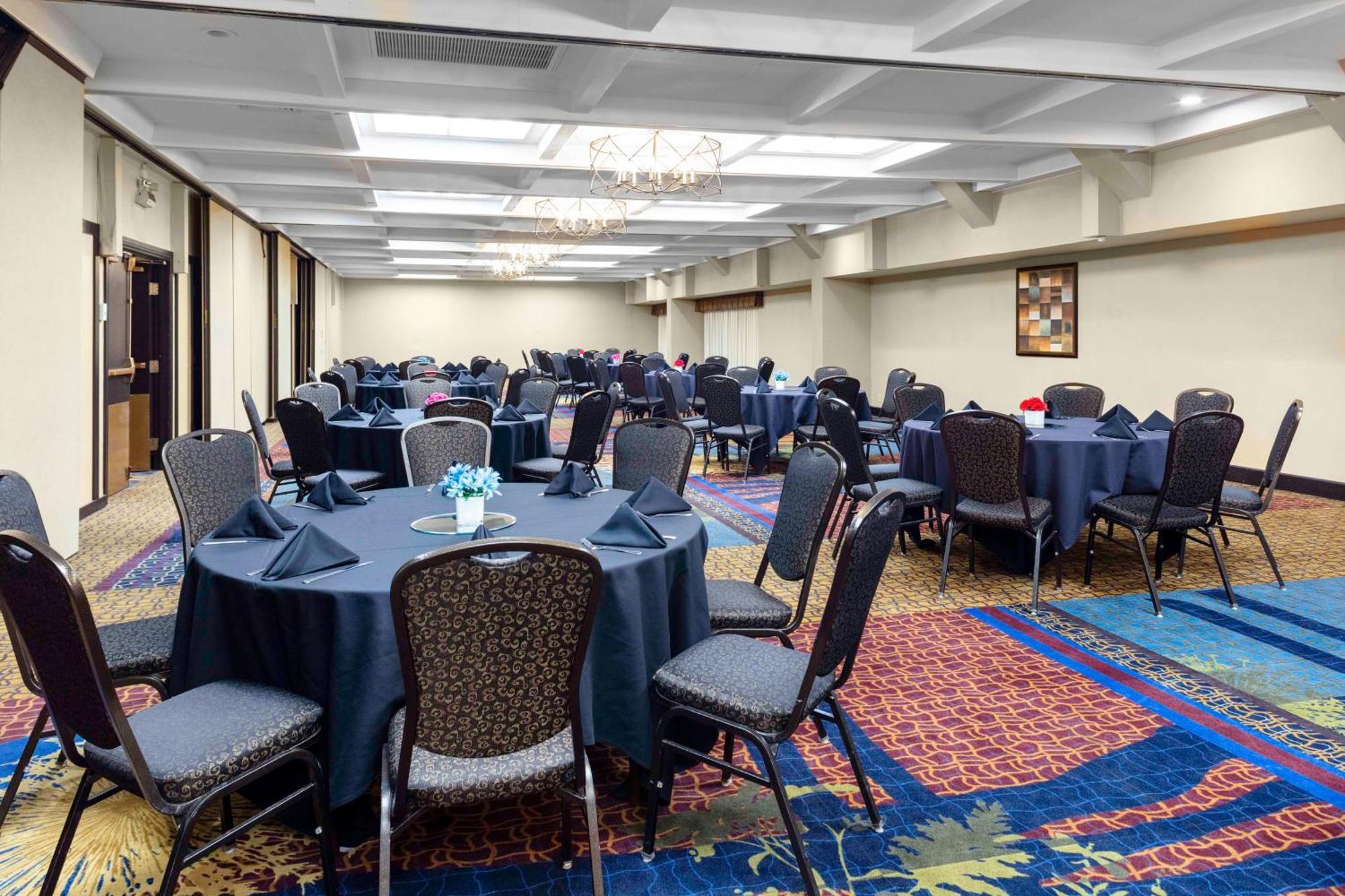 Embassy Suites By Hilton Kansas City Plaza Экстерьер фото