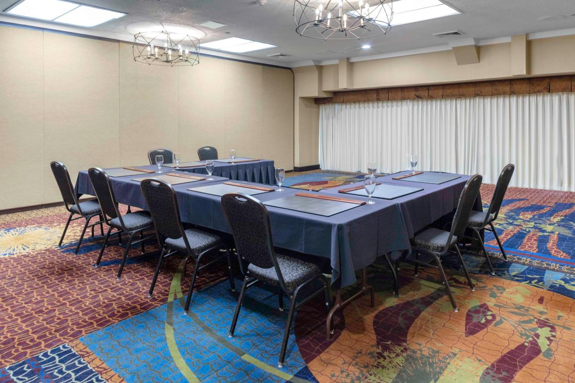 Embassy Suites By Hilton Kansas City Plaza Экстерьер фото