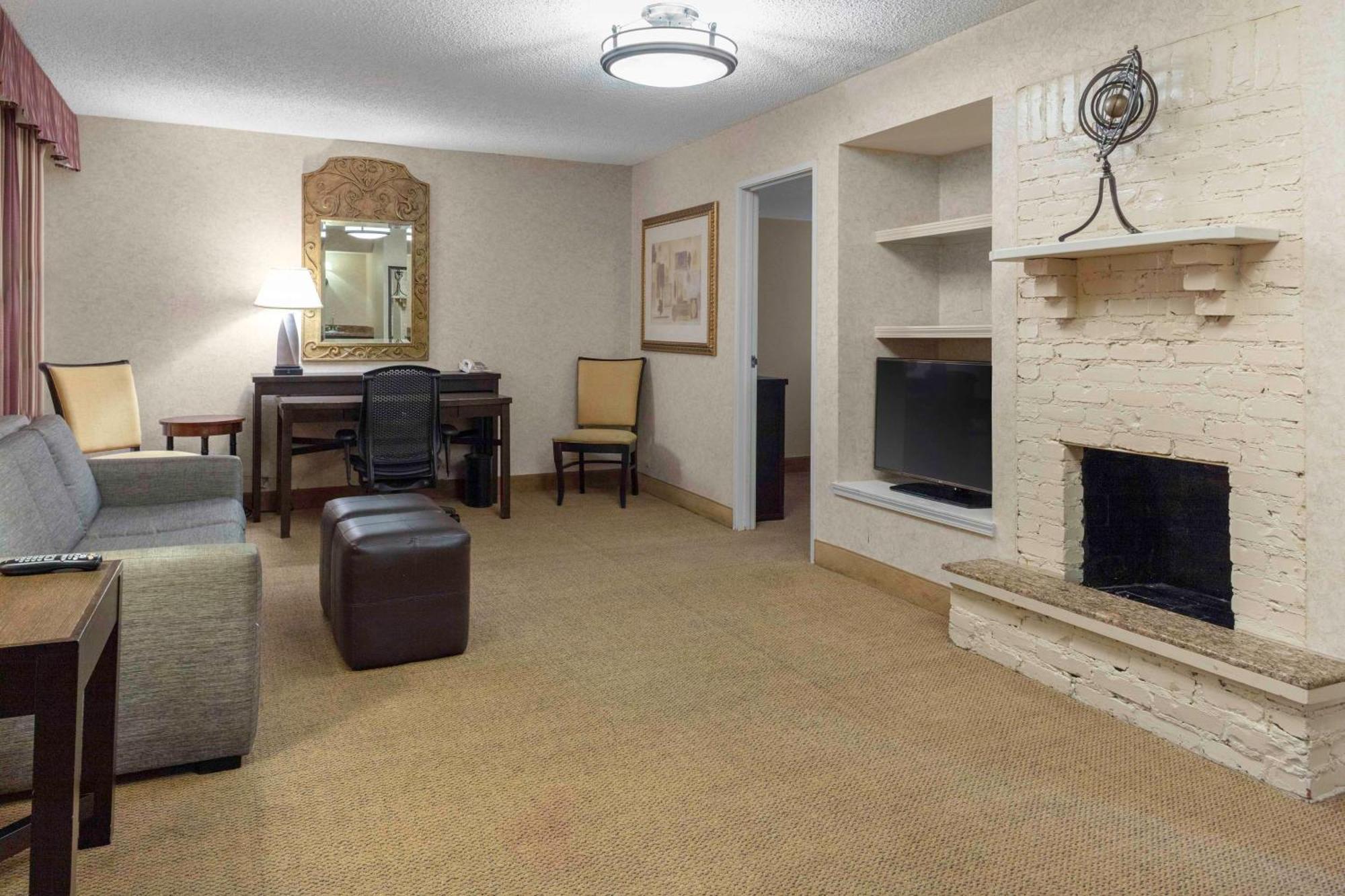 Embassy Suites By Hilton Kansas City Plaza Экстерьер фото