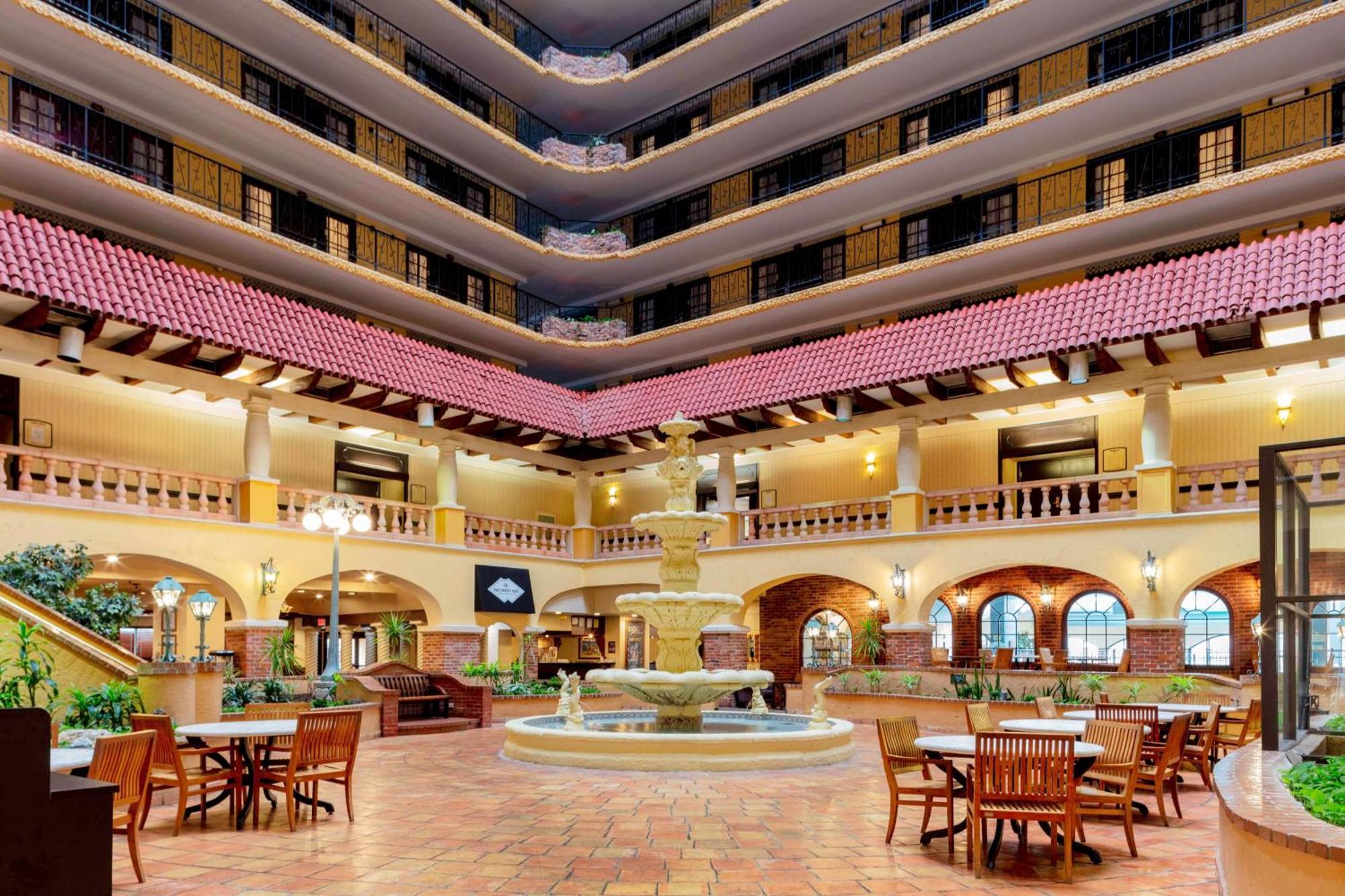 Embassy Suites By Hilton Kansas City Plaza Экстерьер фото