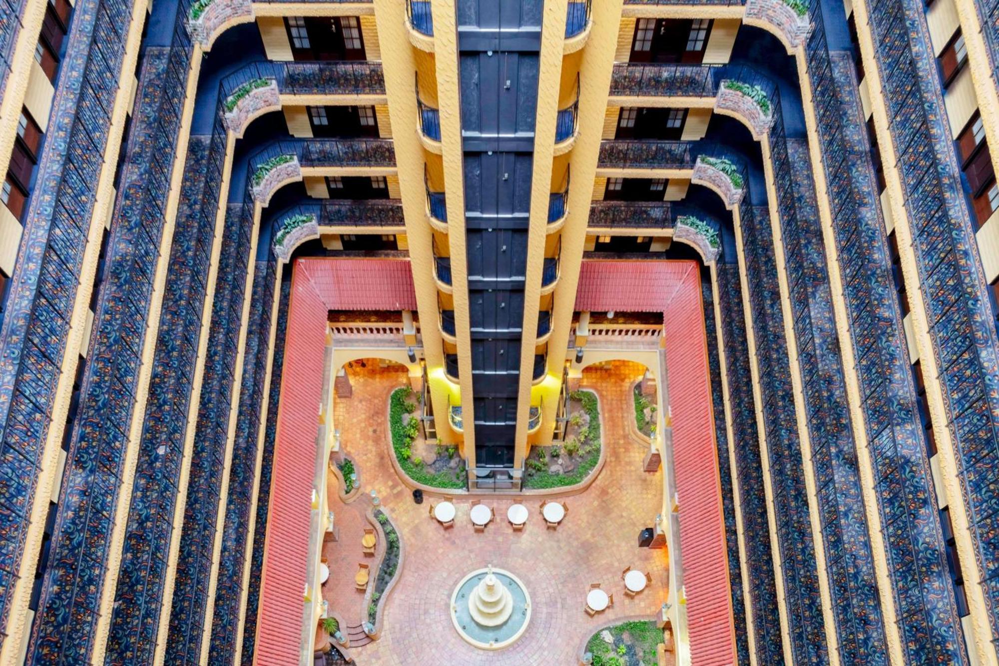 Embassy Suites By Hilton Kansas City Plaza Экстерьер фото